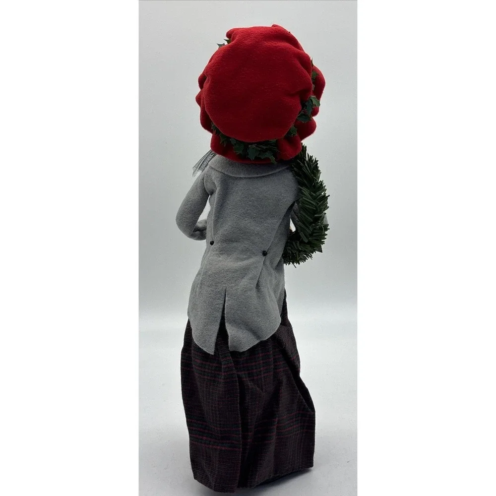Vintage Byers Choice Caroler Woman Selling holding wreath 2000